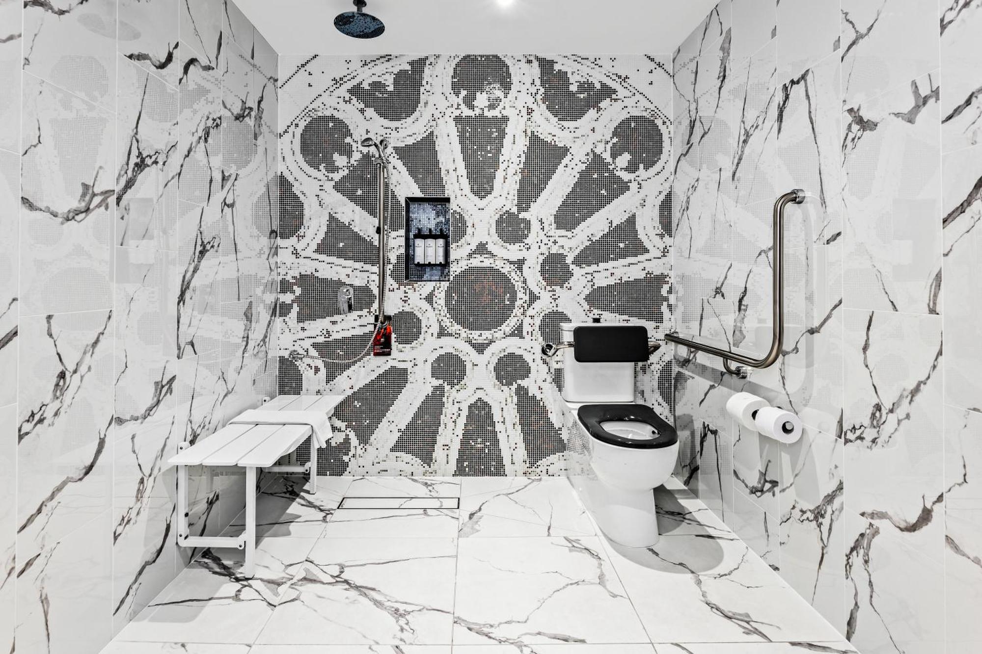 Sofitel Adelaide Hotel Kültér fotó A wet room